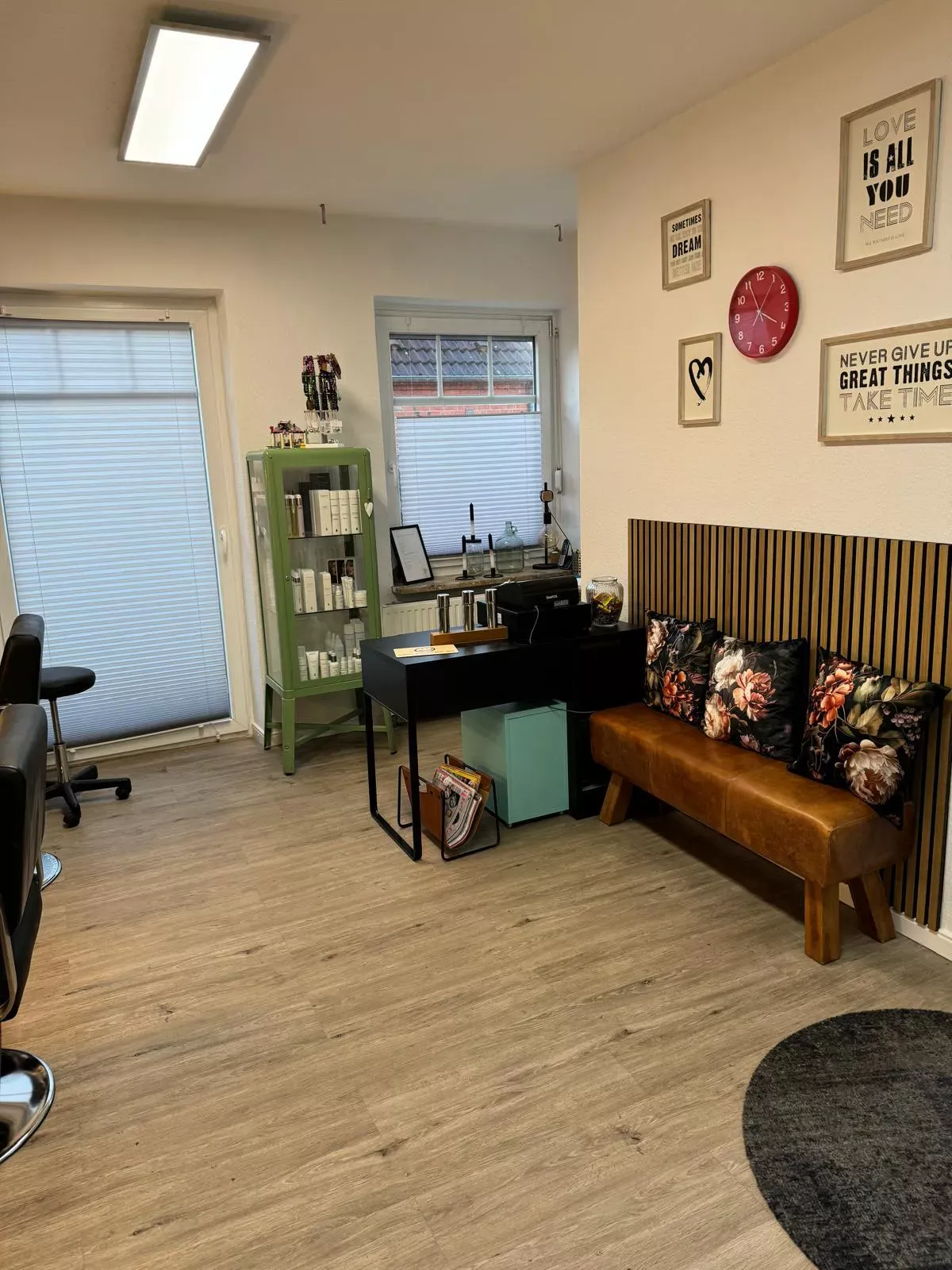 Gemütlicher Wartebereich im Friseursalon Schneidepunkt