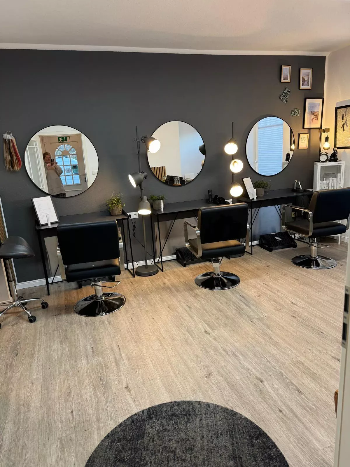 Moderner Stylistenbereich im Friseursalon Schneidepunkt Westerrönfeld